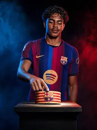 LAMINE YAMAL Ở TUỔI 19: VÔ ĐỊCH EURO, VÔ ĐỊCH WORLD CUP VÀ ĐƯỢC BẦU VÀO NHÓM ĐỘI TRƯỞNG BARCELONA