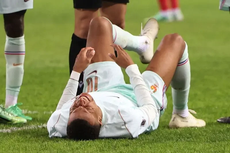 MBAPPÉ DÍNH CHẤN THƯƠNG ĐÚNG NGÀY ZIDANE RA MẮT, TUYỂN PHÁP MẤT ĐỘI TRƯỞNG TRONG 3 TRẬN