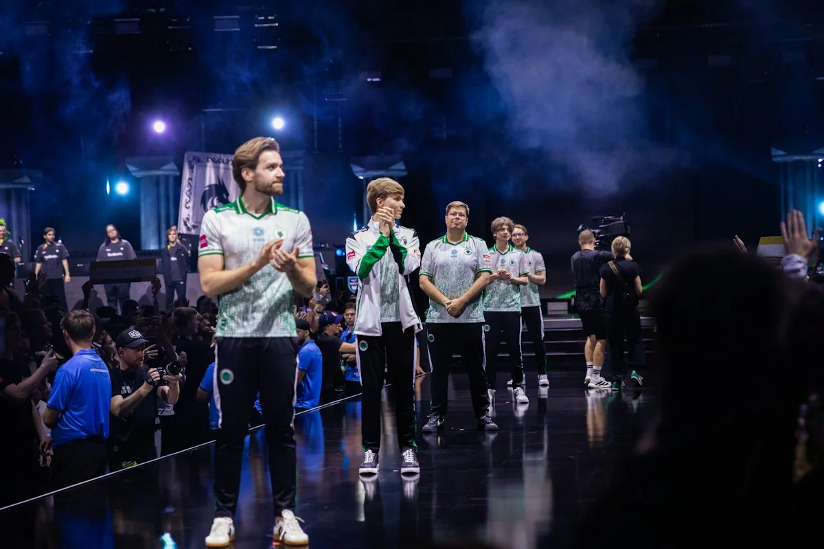 FALCONS VS NINJAS IN PYJAMAS: NIỀM TIN VÀO NIKO, M0NESY CÓ GIÚP ỨNG VIÊN VÔ ĐỊCH TRÁNH CÚ SẨY CHÂN?